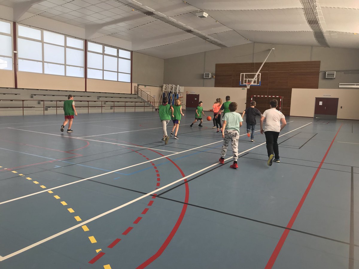 CluzeauN's tweet photo. Première séance de basket 👌🏻🏀 #collègevimoutiers @CVimoutiers https://t.co/DPz4LqI5Qg
