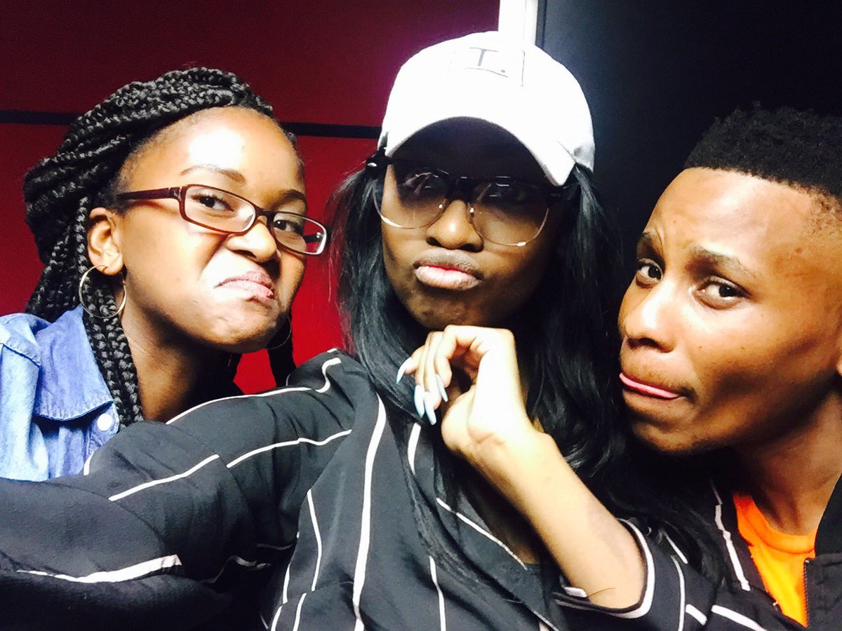 KovsieX's tweet photo. The Face you make when see a Fresh #iShave Cut eisssh @lindiwe_doobear & @Teli_Mescudi ๐๐ฝ๐๐ฝ๐ฅ๐๐ฅ๐ฅ๐ฅ https://t.co/myJ6xx7Icp