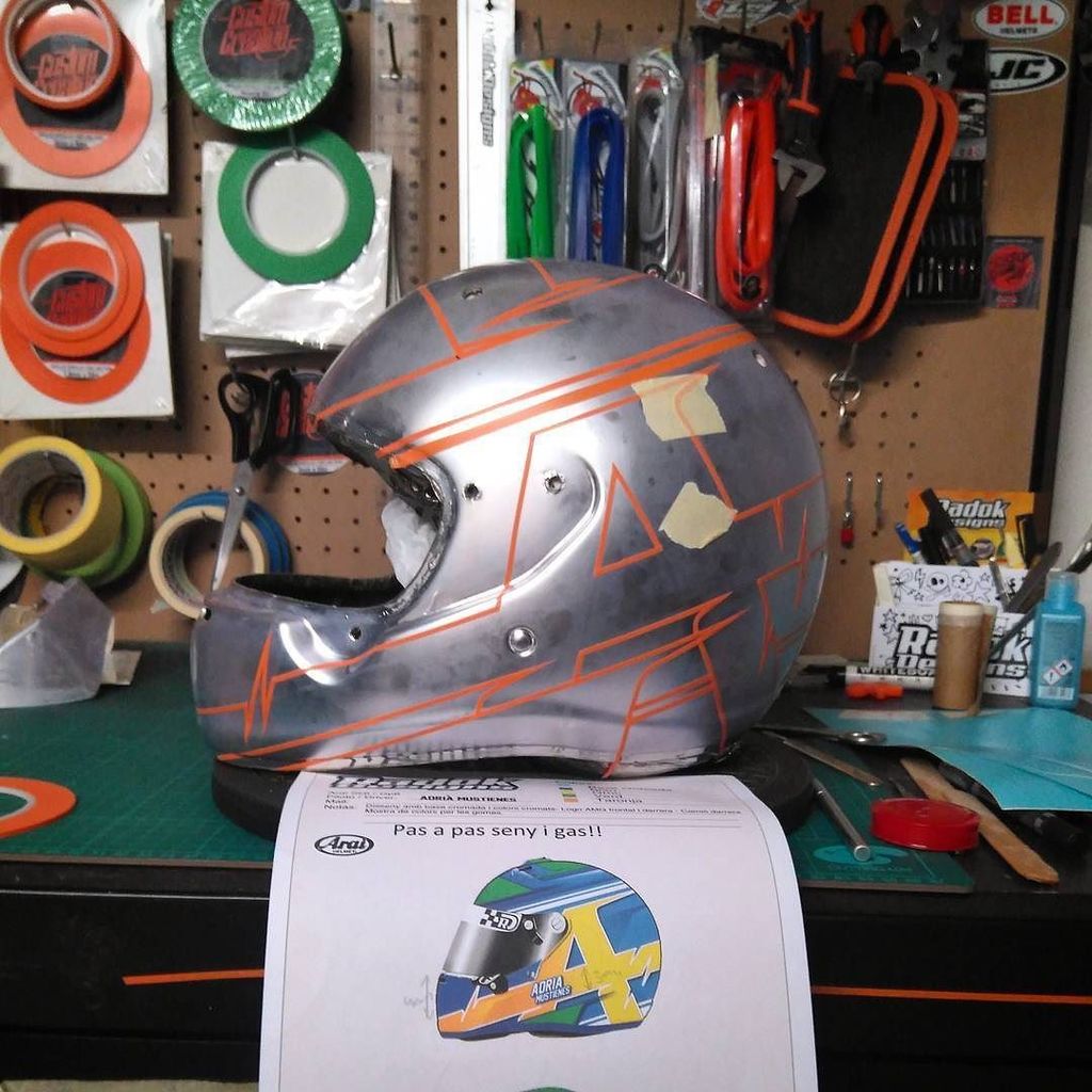 Radok1's tweet photo. El casco de l'Adrià està en marxa! 👌🏁🏎
#finelinetape #customcreativetapes #Helmetpainter #helmetdesigner #racedesi… https://t.co/d562Ght2NK https://t.co/ShrclLq836
