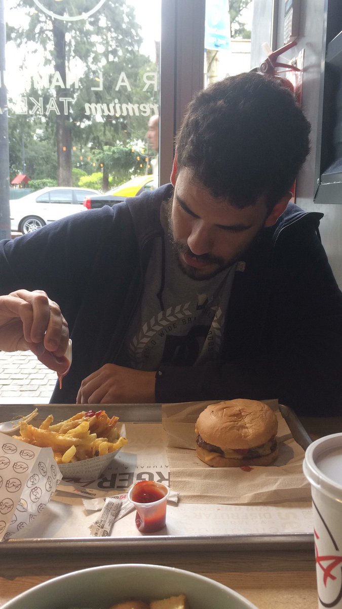 MomiaFc's tweet photo. El nutricioniata lo vio bien al 3, y decicio darle un almuerzo más placentero. Batatas al horno, y hamburguesa de lenteja, su preferida. https://t.co/O4o08aJTCe