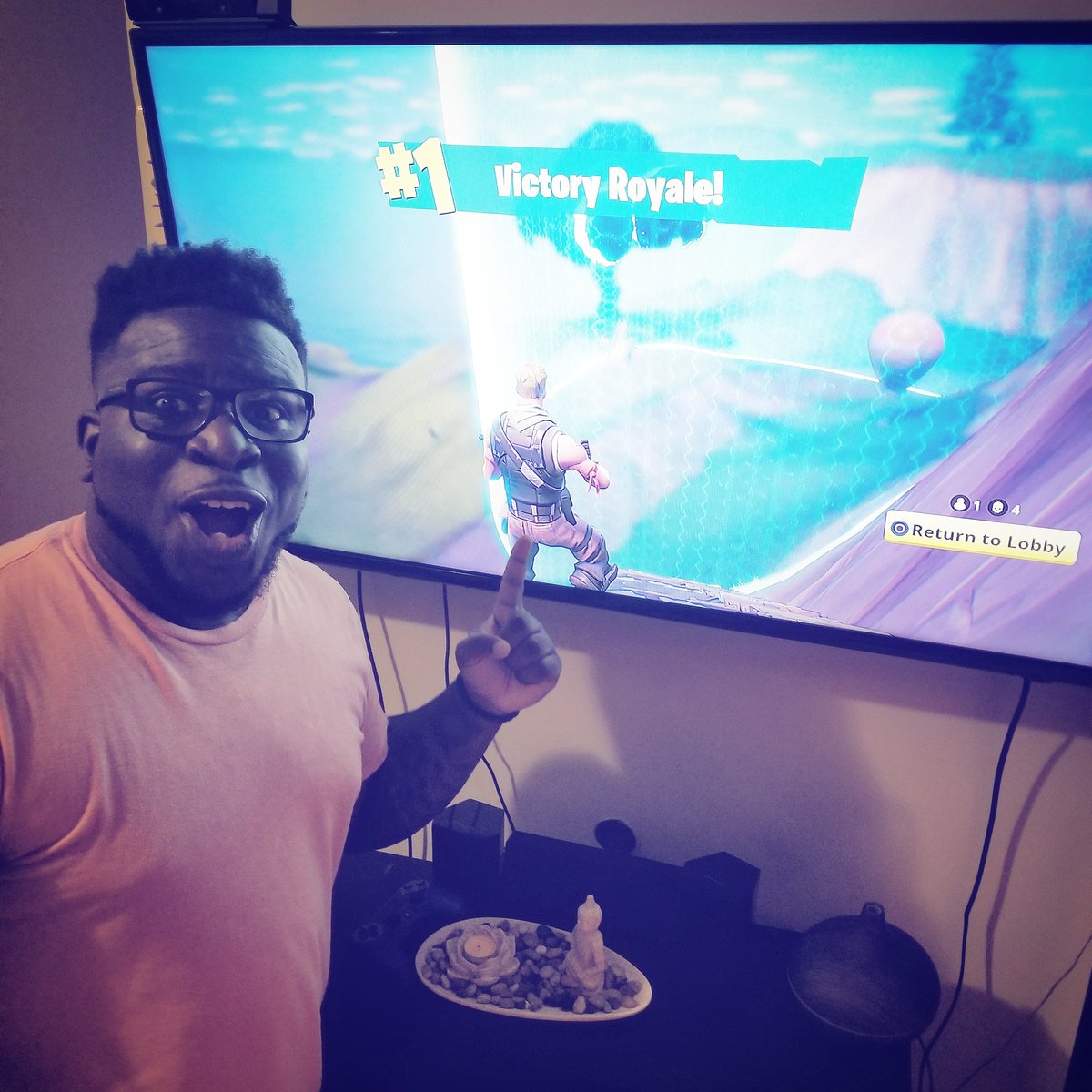 RobTheFiasco's tweet photo. This is the face of a man who just got his solo win FINALLY. All three umbrellas now. #fortnite #fortnitebattleroyale https://t.co/m871IoWAzN