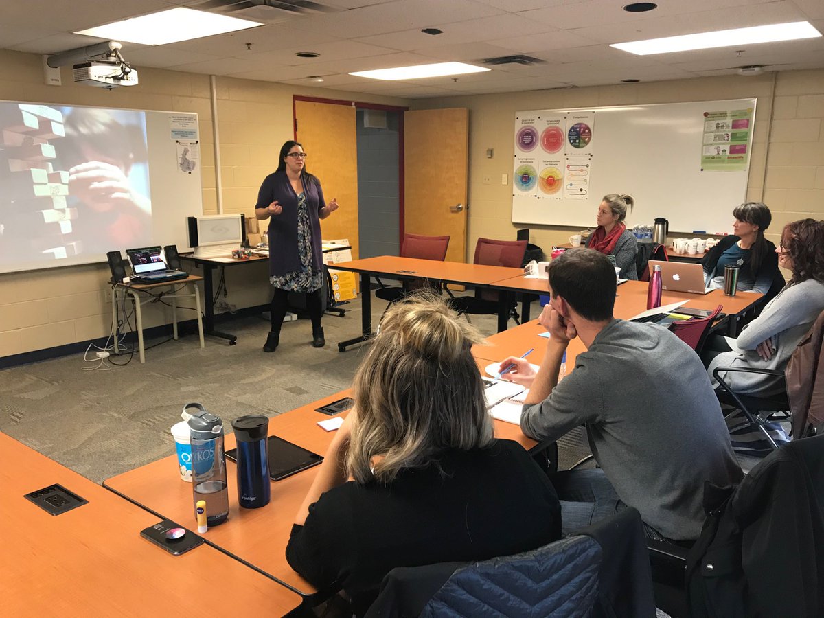 Atelier sur la #penseedesign offert par @CarrieAntoniazz en collaboration avec <a href="/crconsortium/">Calgary Office of The Consortium</a>.  Des impacts positifs à venir en classe! #abed