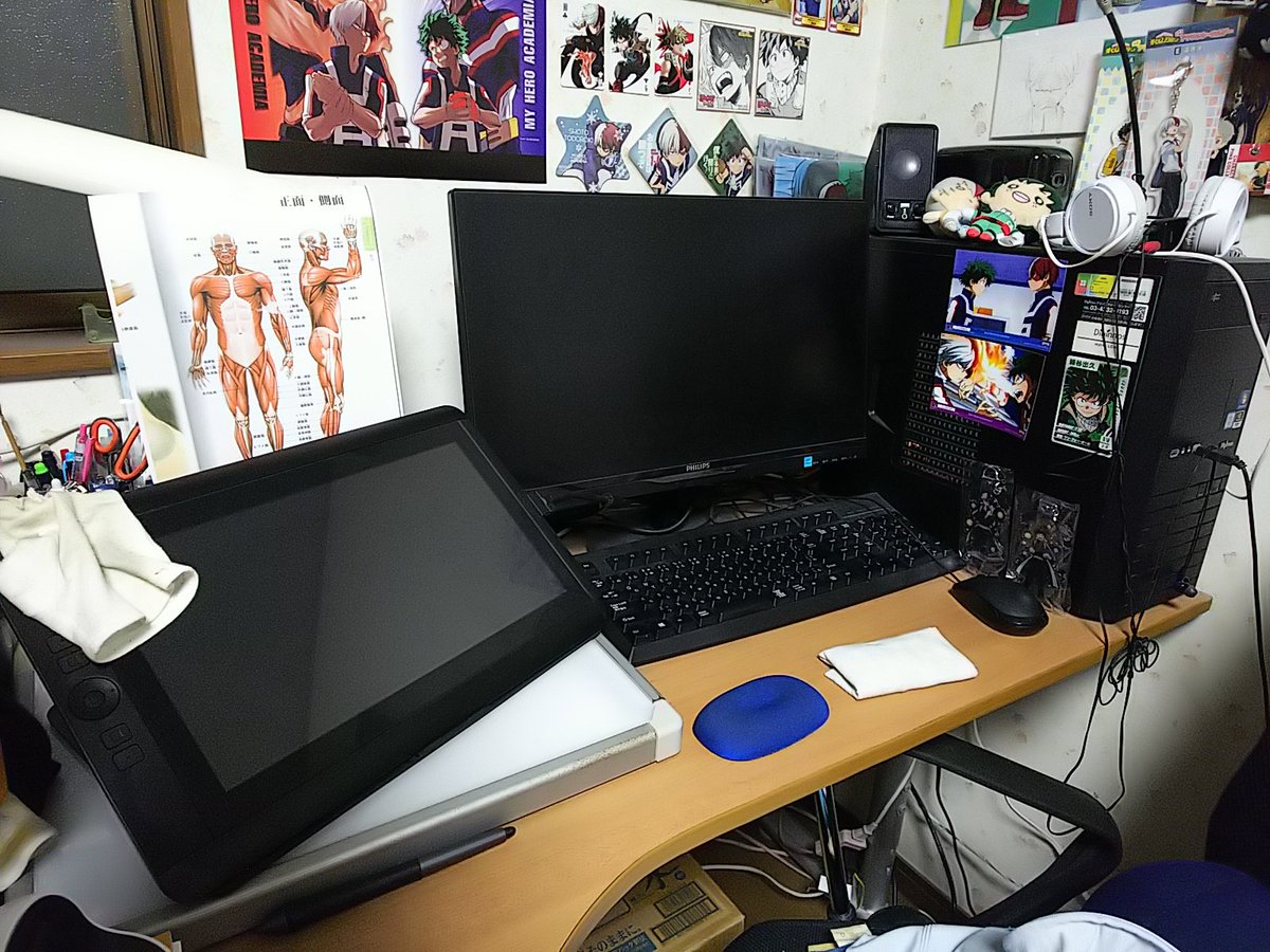瓜 En Twitter 絵描きさんの作業環境が見たい 左利きなので液タブ左側にあります 後は轟出に囲まれてます 皆さんのも見たい