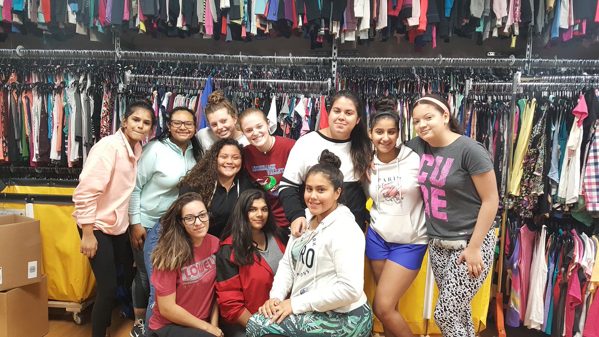 Caties_Closet's tweet image. LHS Swim &amp;amp; Dive made a splash this weekend helping us sort through donations as part of #MakeADifferenceMonth! TY again for all you help!