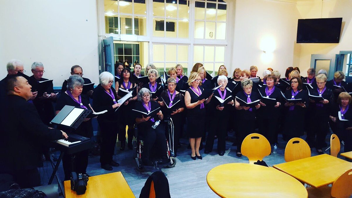 wirralhospice's tweet photo. 💙💞 @SingMeMersey #glowwiththeflow ! #women #men #teenagers #children #dogs #glowpower #hospicecareweek #hospiceheroes #hospicecare #wearehospicecare #wirral https://t.co/Mv0x0UBAaM