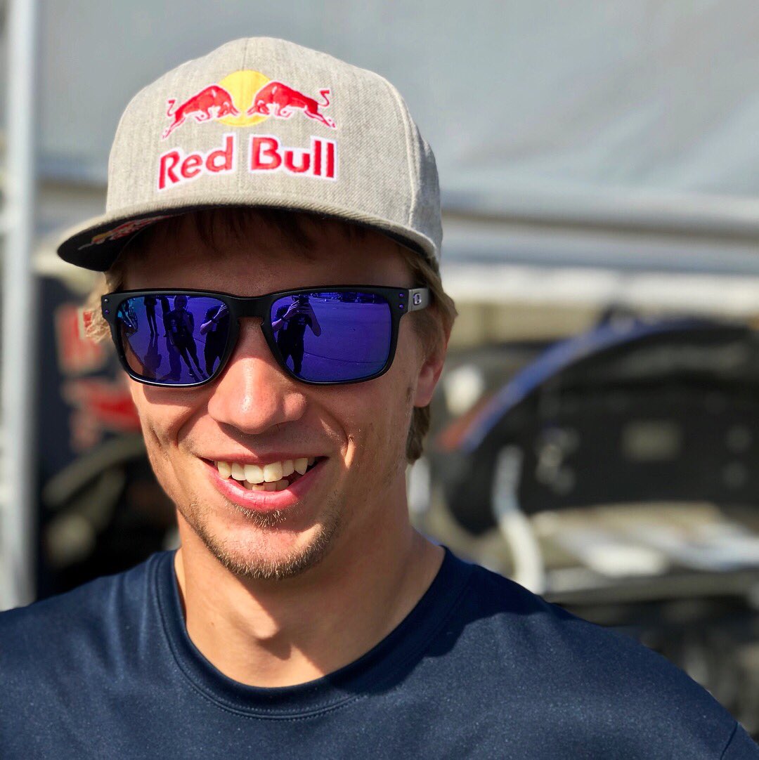 SebEriksson93's tweet photo. Which Pair - @oakley or @ivivision? #LosAngeles 🕶🏁 https://t.co/8IB8HXN7Ax