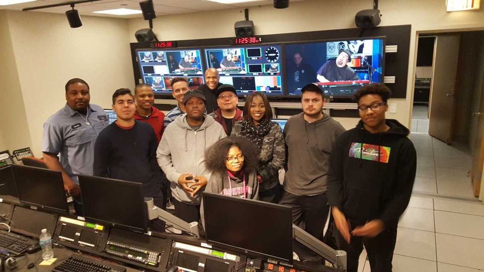 WYCC's tweet image. .@ChiCityColleges #Media Comm students in our studios getting hands on experience. Thx @KK_College Prof Don House!
