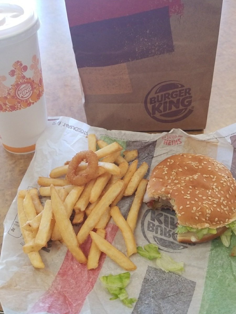 FancyNecromancy's tweet photo. Bonus onion ring!! Thanks @BurgerKing https://t.co/R31mhX4NkT