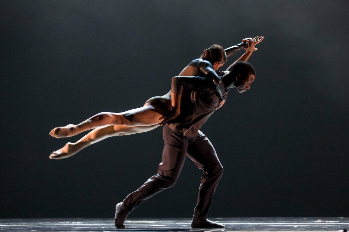 AuditoriumChgo's tweet photo. .@HubbardStreet returns to #theAud after 20 years for 2 performances on March 23 &amp; 24! #Aud1718 #FridayFeature More: https://t.co/kR3RpcCLul https://t.co/dRjlDVW4UB