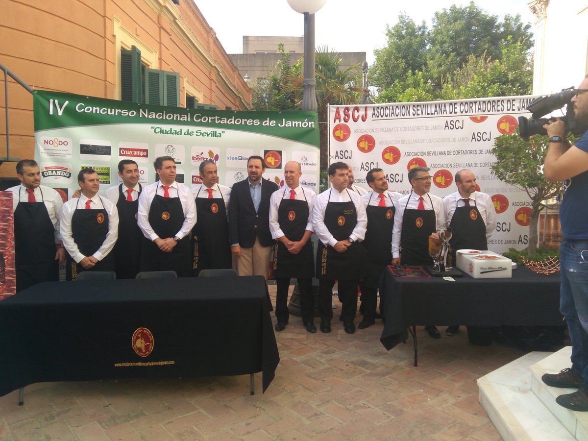 JamonCorte's tweet photo. #JamonCorte invitado en la presentación del cartel del "4°Concurso Nacional de #cortadoresdeJamon " 'Ciudad de #Sevilla' este 15/10/17. https://t.co/OkubrM0Fnh