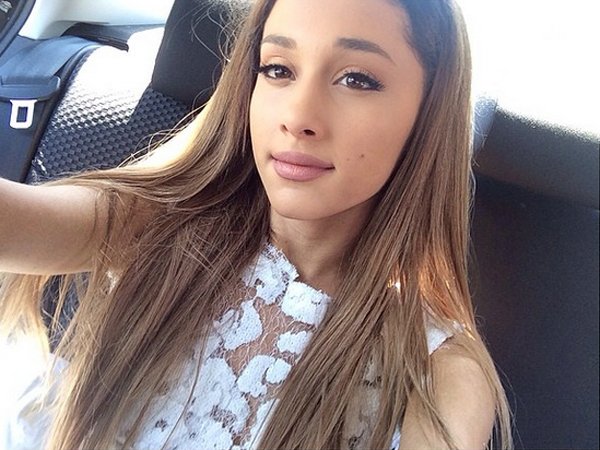 ParisJeTAimeRPG's tweet photo. Marie de la Fleur busca:
—Violette de la Fleur.
—27 años.
—PB: Ariana Grande. https://t.co/gBjIPXuR2S