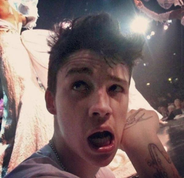 Noël busca:
—Evans Belrose.
—Rebelde sin causa alguna.
—PB: Ash Stymest.