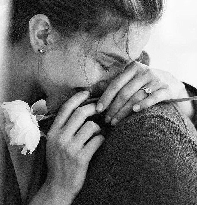 Dolu dolu yaşa hayatı, dilini keşkeler sarmasın. Ve öyle birini sev ki; gündüz güneşe, gece yıldıza ihtiyaç kalmasın... 

~ Can Yücel ~