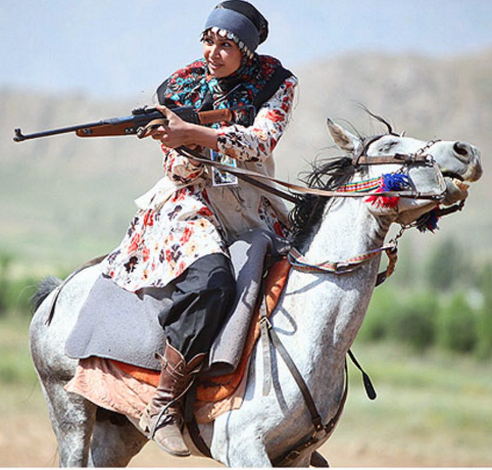 你听说过卢尔人（Lur）吗？ 卢尔人是伊朗的少数民族， 讲一种与波斯语极相近的独立语言（Luri）， 相对接近于中古波斯语（或称帕拉维语Pahlavi  l），也就是当年伊朗西南部的萨珊王朝（