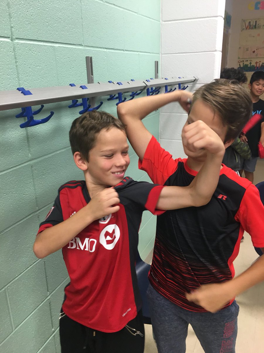 MadameLaceyFSL's tweet photo. (Grade 6) student’s getting to know some key words from our play “Le Bistro Des Animaux” 🙈#learningthroughactions https://t.co/ds6LGotGKS