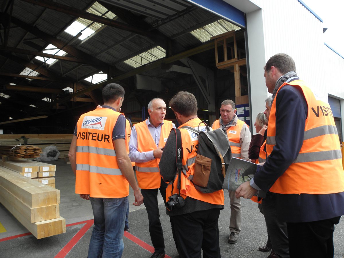 VNEpdl's tweet photo. La presse au rdv chez Cruard Charpente qui ouvre ses portes en Mayenne comme Lactopôle Longchamp Promotal Réauté Chocolat pour les #JRVE17 https://t.co/NCgoXSnkcX