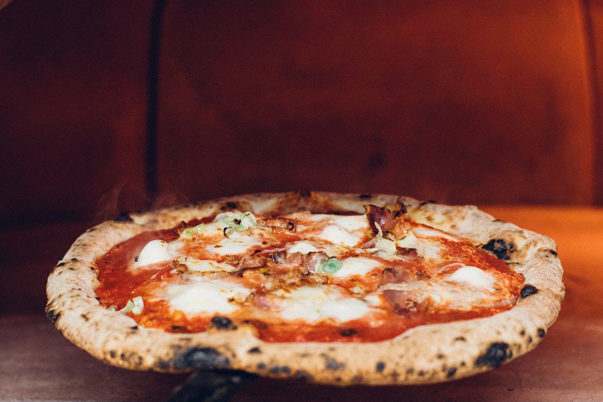 Ever wondered how to make a proper Neapolitan pizza? The <a href="/CrustBros/">Crust Bros</a> spill their secrets… 🍕 dlvroo.it/2yKCmRO