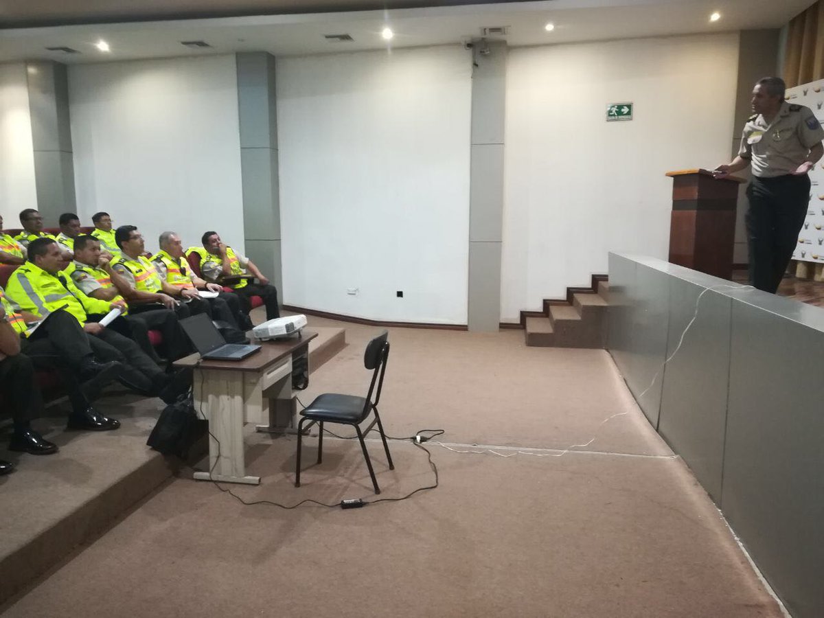 PoliciaEcuador's tweet photo. [ESTRATEGIA] #CmdteDMQ mantiene reunión de trabajo con suboficiales del #DMQ y Cmdtes para fortalecer la #SeguridadCiudadana https://t.co/tUgr3CSQhU