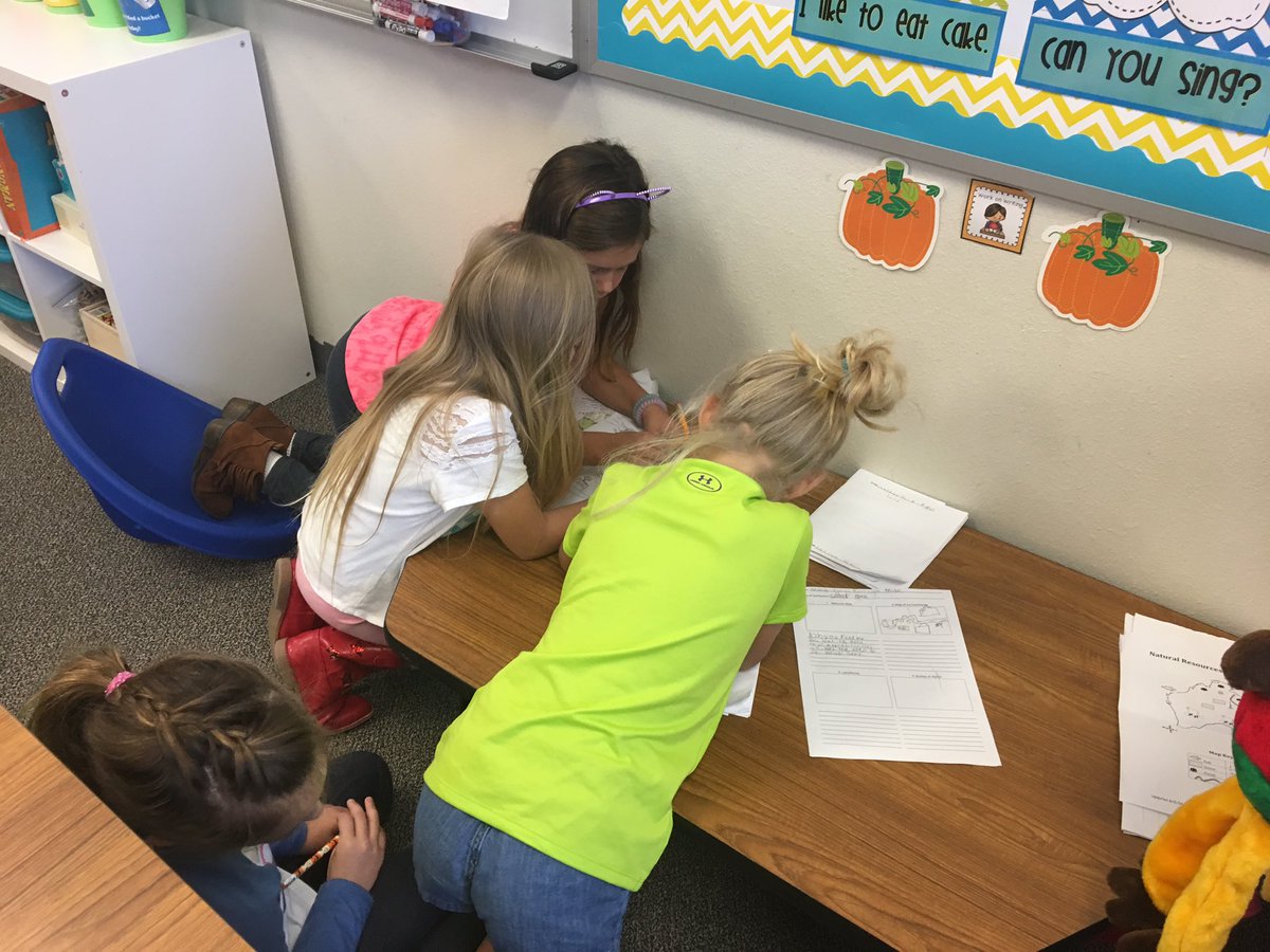 MrsBrode2nd's tweet photo. Students having fun creating maps and planning presentations for their new communities! #2ndgRAYde #ReaganRays https://t.co/O6TCZZjUf9