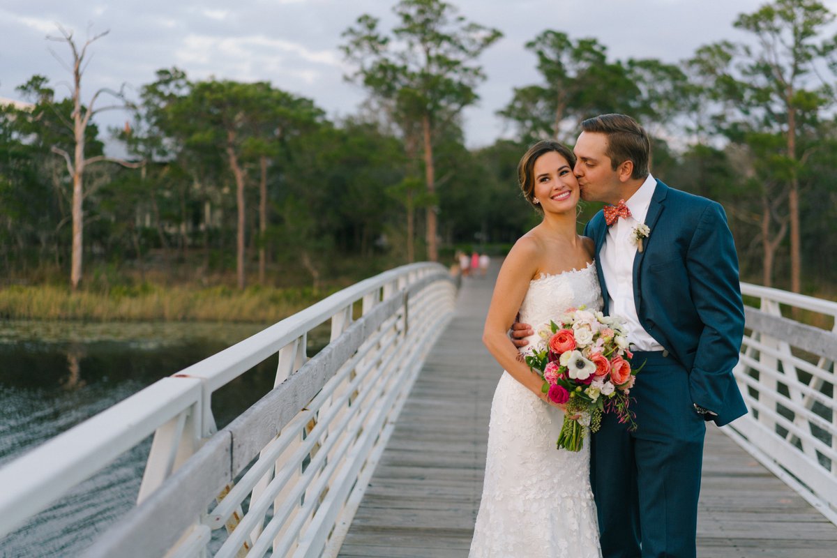 The end of our Destination: Florida week: a lovely #wedding at <a href="/WaterColorInn/">WaterColor Inn</a>! bit.ly/2z77cQR Photo c/o <a href="/pure7studios/">pure7studios</a> #destinationx