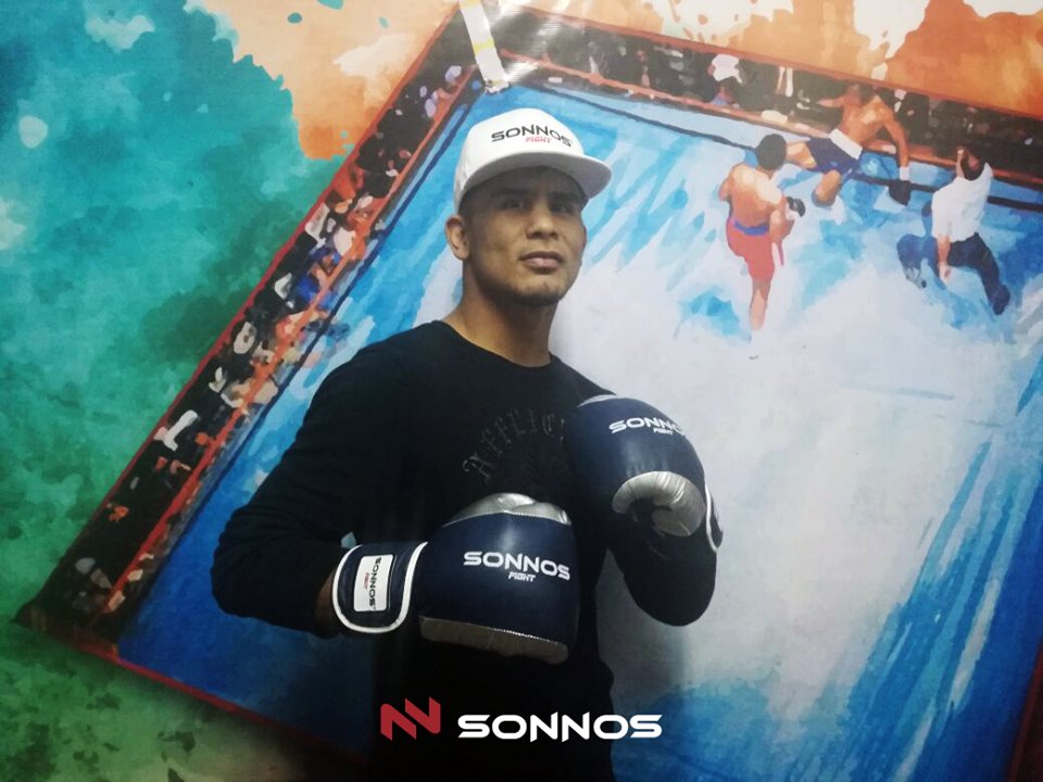 Sonnosok's tweet photo. La Bestia @javiermacielok posando con los guantes Sonnos. ¡Grande, Bestia! https://t.co/OJGrk8KE9R