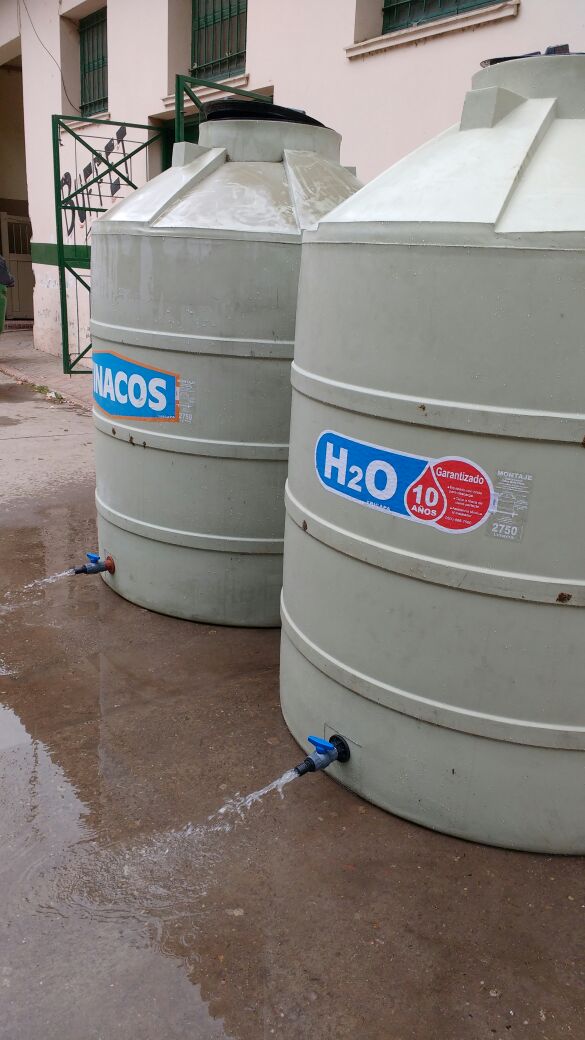 MEducacionSalta's tweet photo. #Actualidad La empresa Aguas del Norte proveyendo agua potable a los tanques cisternas de la Escuela Agrícola #Salta https://t.co/0amS7WQkUL