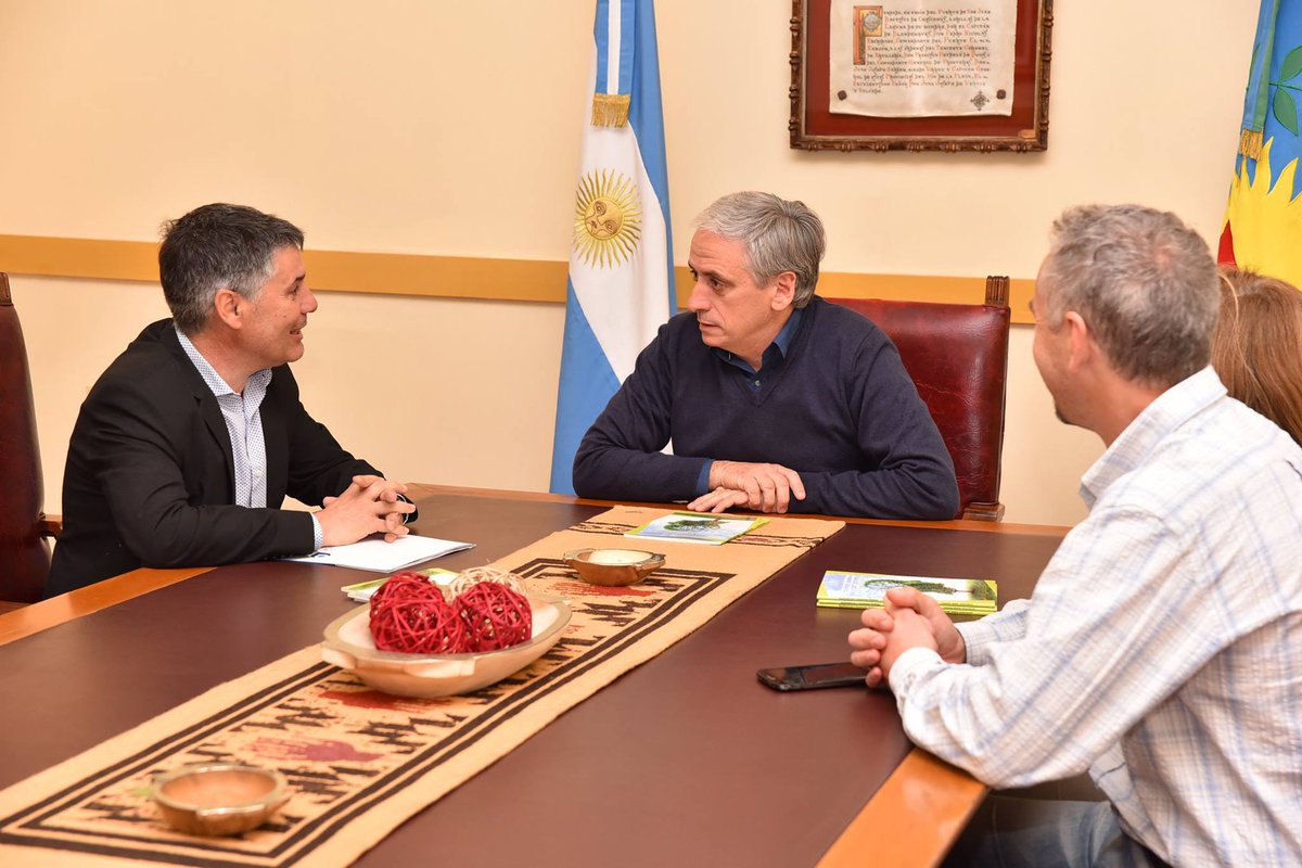 javier_chgaston's tweet photo. Recibí al Defensor del pueblo adjunto provincial, @WalterMartello y dialogamos sobre la importancia de prevenir adicciones. https://t.co/EFP1comayM