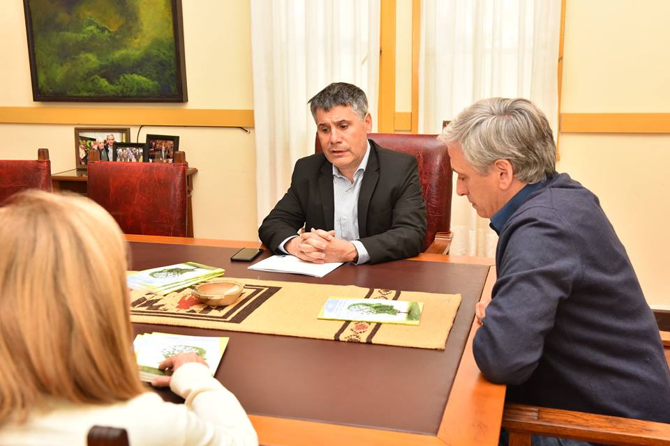 javier_chgaston's tweet photo. Recibí al Defensor del pueblo adjunto provincial, @WalterMartello y dialogamos sobre la importancia de prevenir adicciones. https://t.co/EFP1comayM