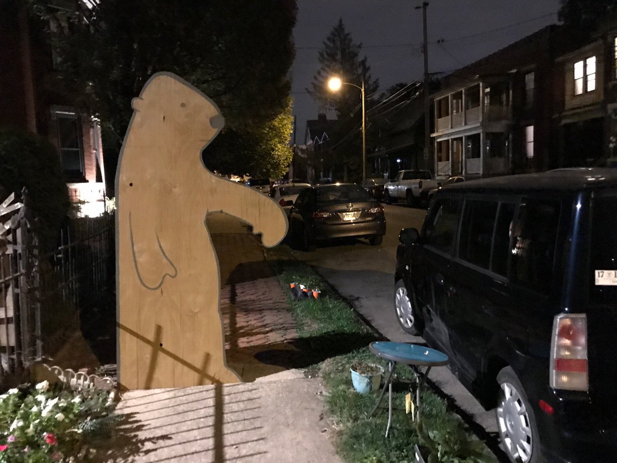 SuzyBureau's tweet photo. There was a bear in the #ShortNorth last night. It was delightful. #columbus #lifeincbus #thisiscbus #cbus #ohio #centralohio https://t.co/Rg3Yrbmuj7