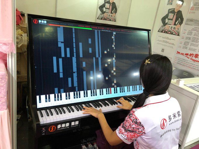 全面ディスプレイを備え様々な機能が搭載されたピアノが完全に音ゲーであることに様々な意見が集まる「未来的!」「本当に練習になるのか ...
