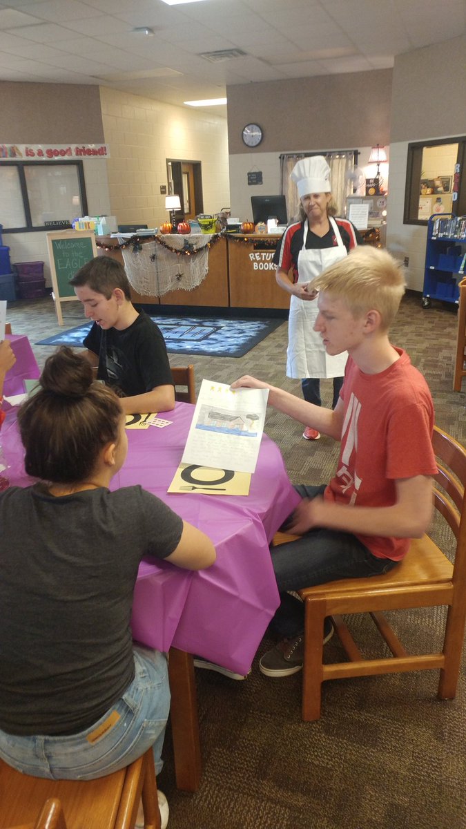 MrsMcCoy84's tweet photo. Fall for a book😍💓 @kjohnstoneteach @MadrasEagles @Madrasreadingea https://t.co/cOFHSkRBIK