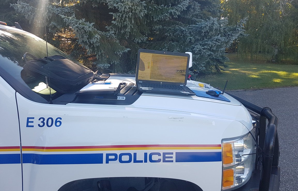 DraganflyInc's tweet photo. Sometimes your office is the hood of your truck. #workingdrones #policedrones #draganfly https://t.co/LrvmPVuRcD