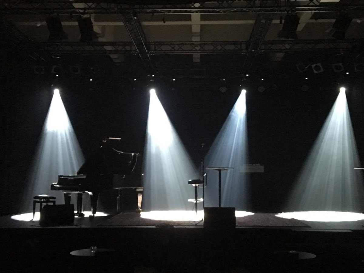 ChadLelong's tweet photo. The stage is set for Simply Bowie tonight @ibsenhuset Skien @oliverdarley https://t.co/hFUn1a8Yhr