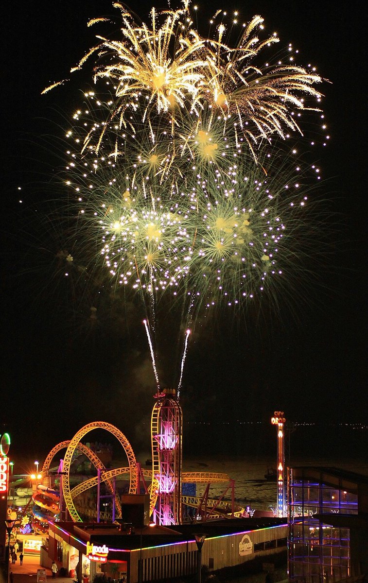 There's a spectacular free firework display on Southend seafront tomorrow at 7.30pm! Funded by Southend BID &amp; designed by <a href="/DynamicFirework/">Dynamic Fireworks</a> 🎆