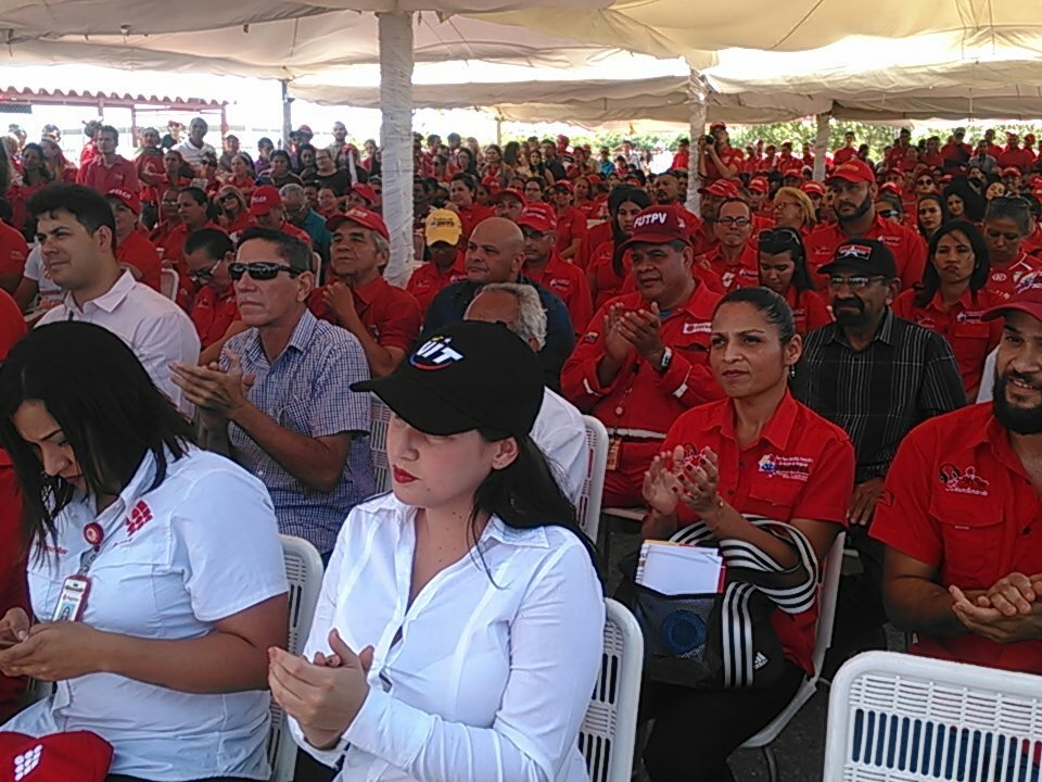 zonfipca's tweet photo. Trabajadores de #Zonfipca reafirman su rotundo apoyo al candidato de la revolución para la Gobernación de Falcón @vclarkb https://t.co/BlzKcBqEyY