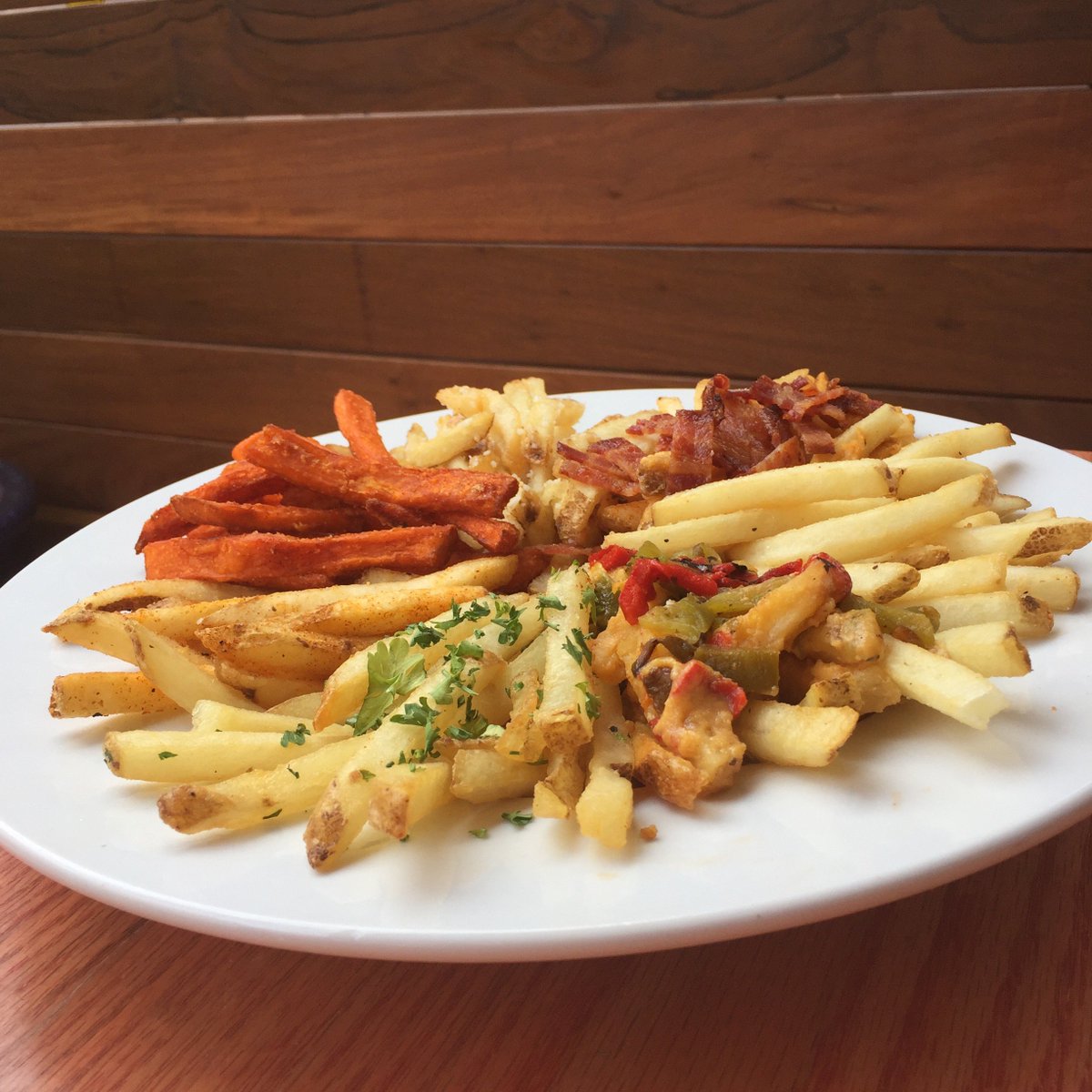 BurgerStandABQ's tweet photo. Did you know that we have 7 types of fries? Which ones are your favorite? #burgerstandbyme #livebold @riobravobrewing #abqfood https://t.co/GRdvIfq3P9