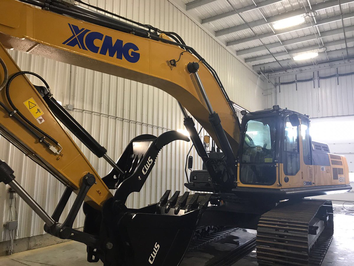 japaequipment's tweet photo. Custom catwalks and a CWS thumb have been installed on this new @XCMGGroup XE360U, and Weam has it sparkling ✨
.
.
#japaxcmg #heavyequipment https://t.co/2h4SwdQ4Lx