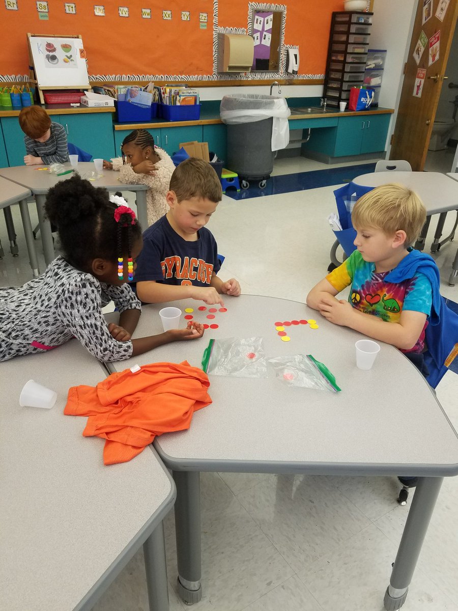 MsMcIntyreSL's tweet photo. Collaboratively working together during math to explain our thinking! #creativethinking #problemSolving @SyracuseSchools @syracuselatin https://t.co/NdNaJwhcLa