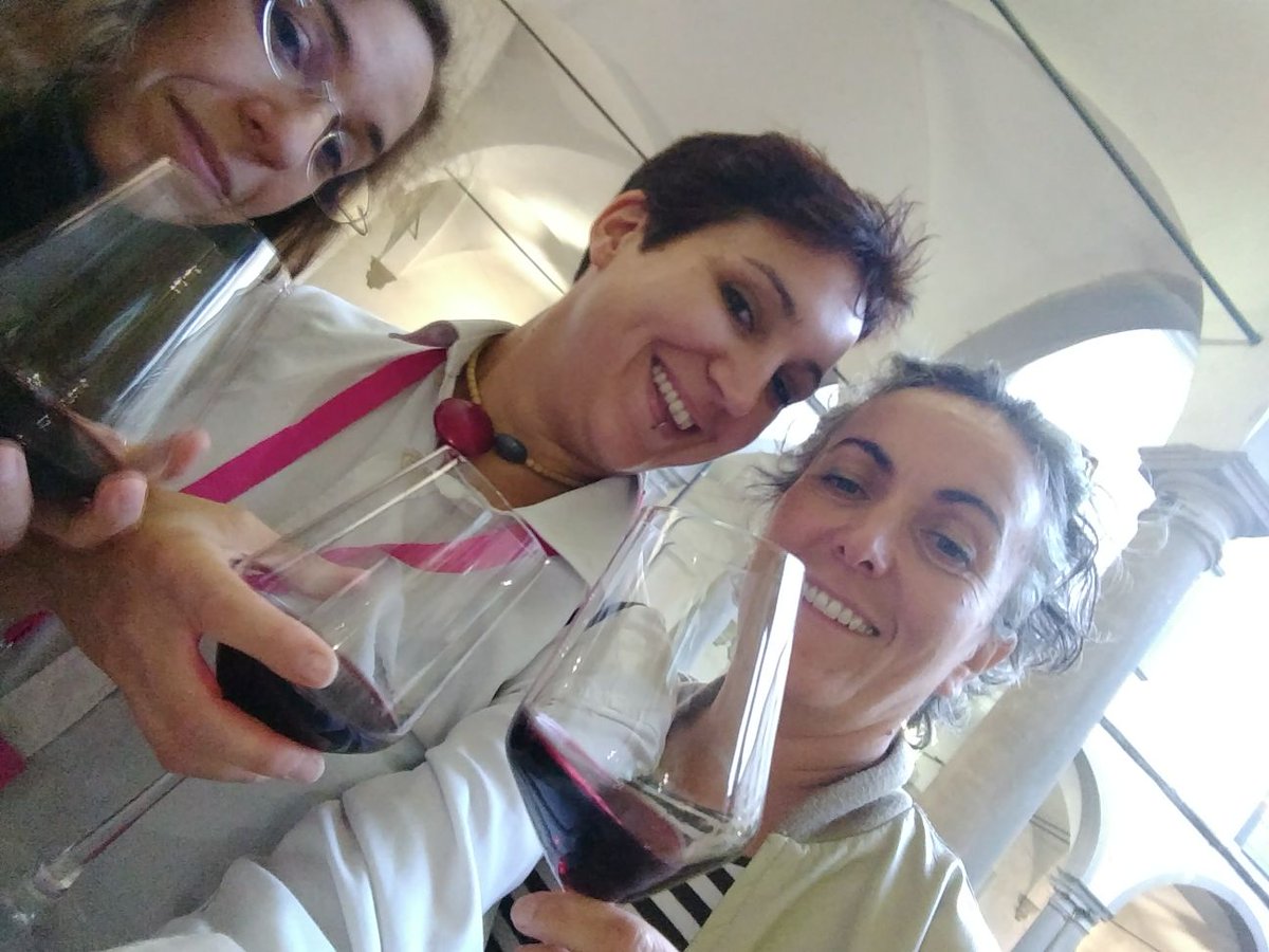 theValentinoAdv's tweet photo. Per la cronaca non abbiamo vinto, ma l'aperitivo lo facciamo lo stesso. @Elelolli #hackathon #creathon2017 #Lucca https://t.co/Us7ny2amPy