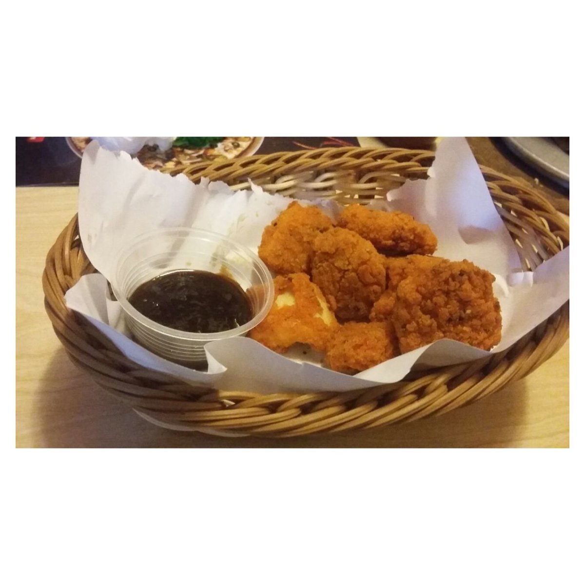 SeherSami's tweet photo. My food photography may not be awesome but this food is. 🍕
#DominosPizza #DominosPakistan #chickenkickers https://t.co/JCKbZ7G0P9