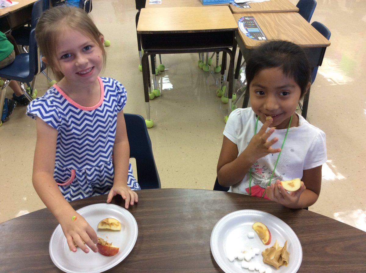 MrsPacettiBCE's tweet photo. Apple smiles! 🍎😁 @BCEBobcat https://t.co/h8YtBtdIKM