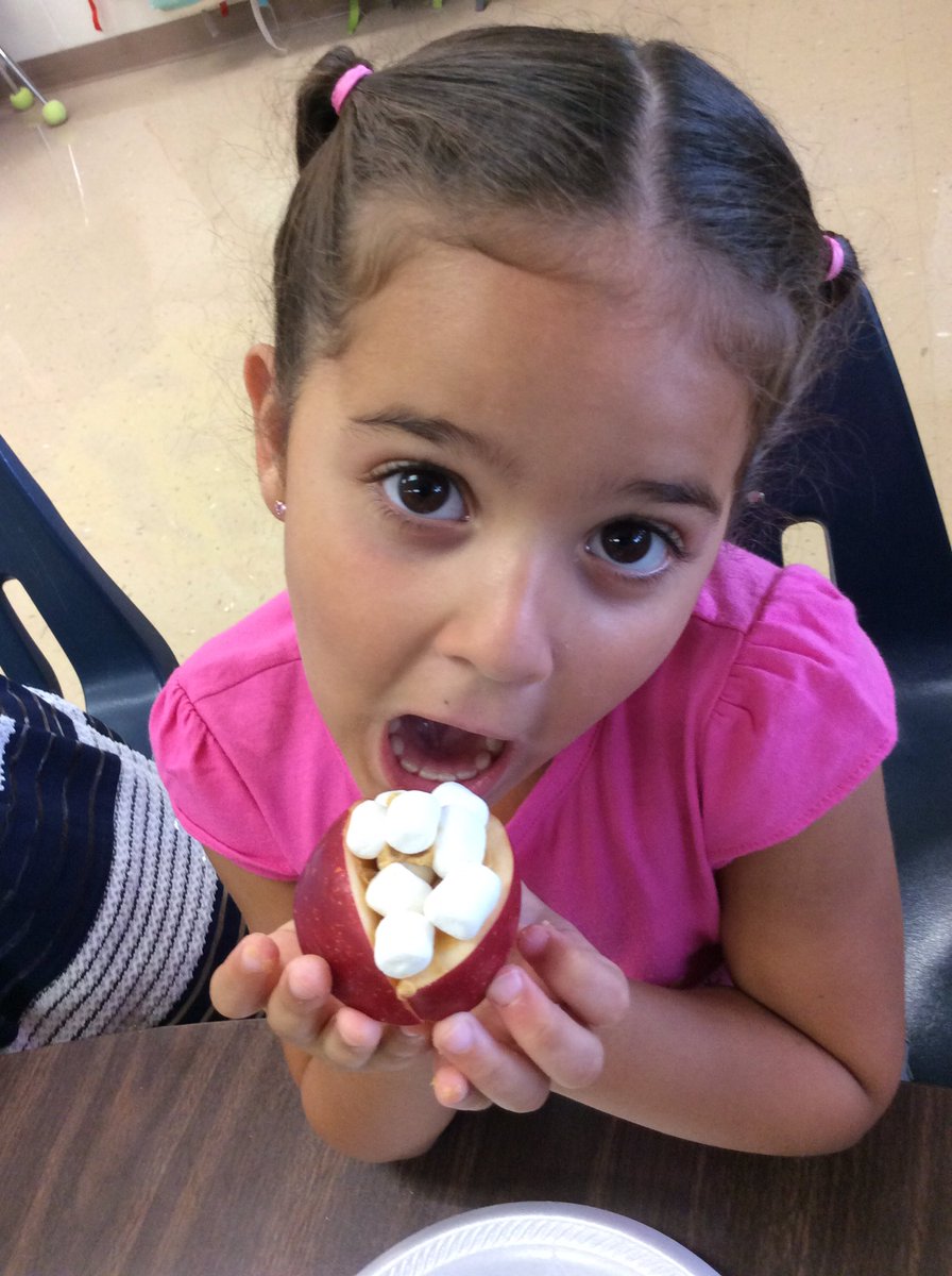 MrsPacettiBCE's tweet photo. Apple smiles! 🍎😁 @BCEBobcat https://t.co/h8YtBtdIKM