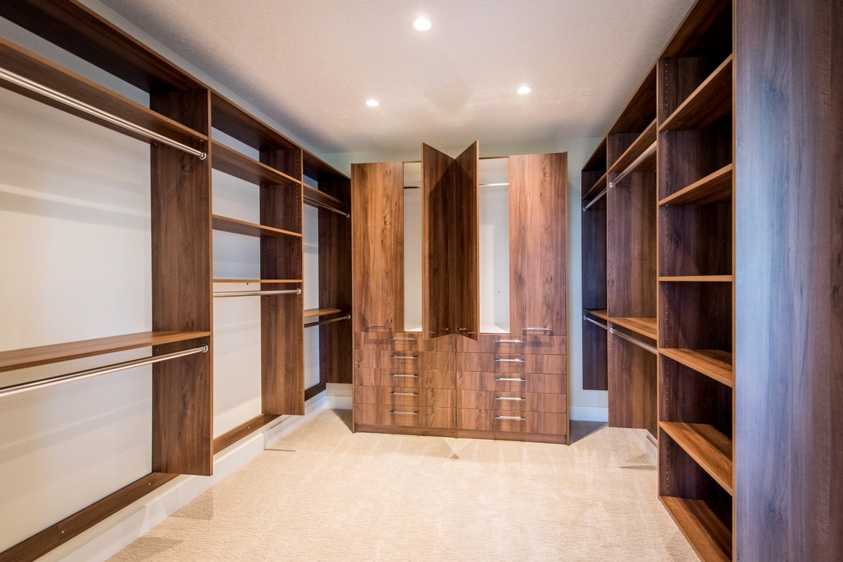 MightyStollery's tweet photo. You won’t believe the space in this walk-in closet! https://t.co/leQ7hoHmFg