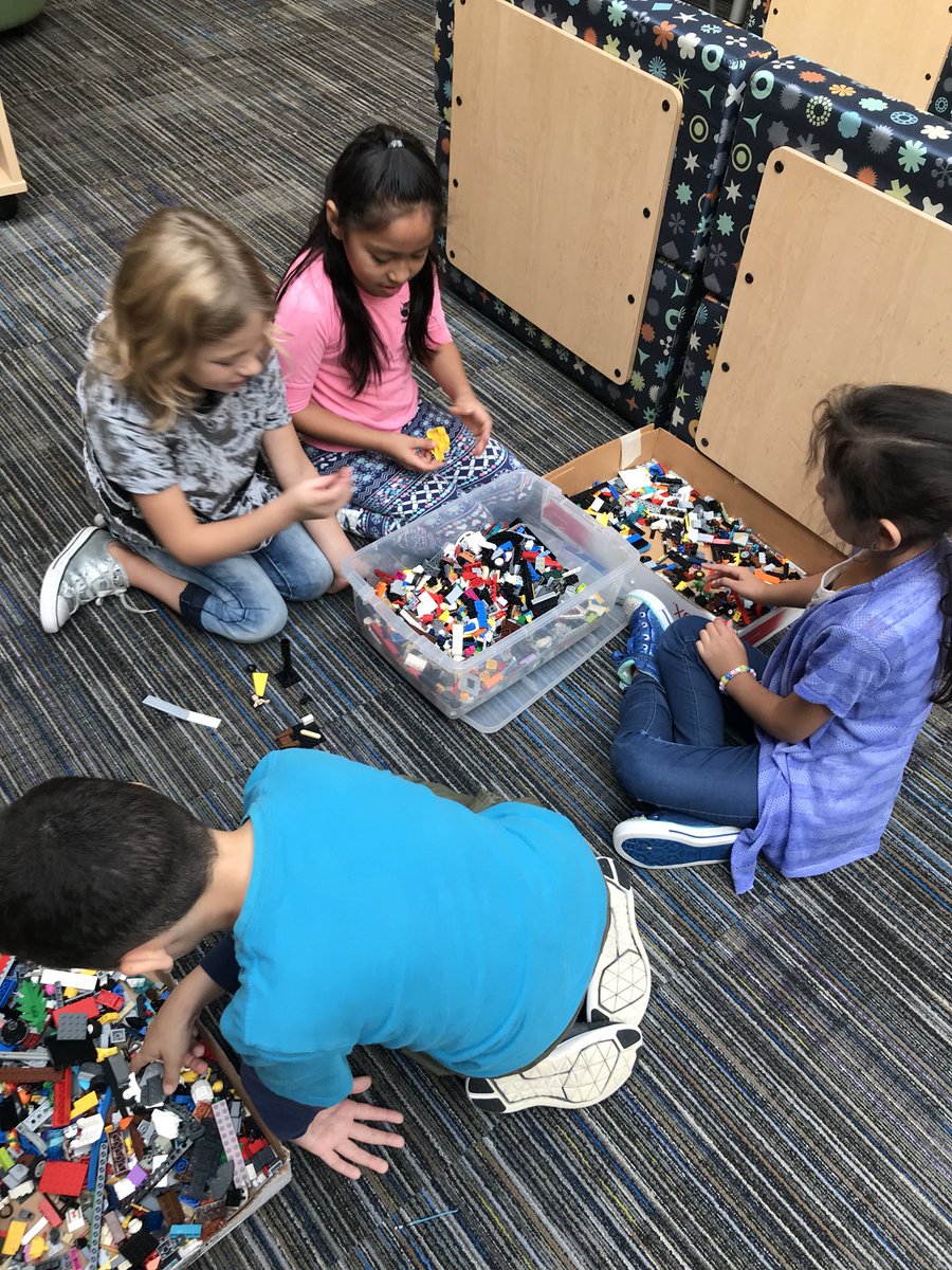 monicavazquezED's tweet image. EXPLORING! #Explorersweek93 #LEGO #Ozobots #googleexpeditions @CCSD93 @RoyDeShane @AshlineKelly