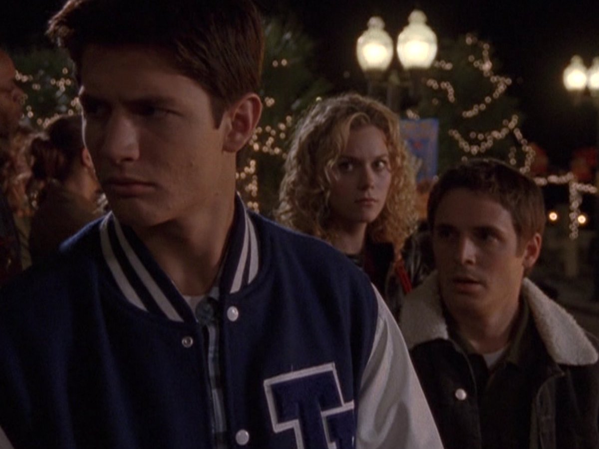 RerunTreeHill's tweet photo. We see the posts from the #OTH Con in Wilmington &amp; we're jealous &amp; sad we're not there. Have fun, Y'all! #OneTreeHill #sadfaces #meanmugs https://t.co/UlzUsX3rW8
