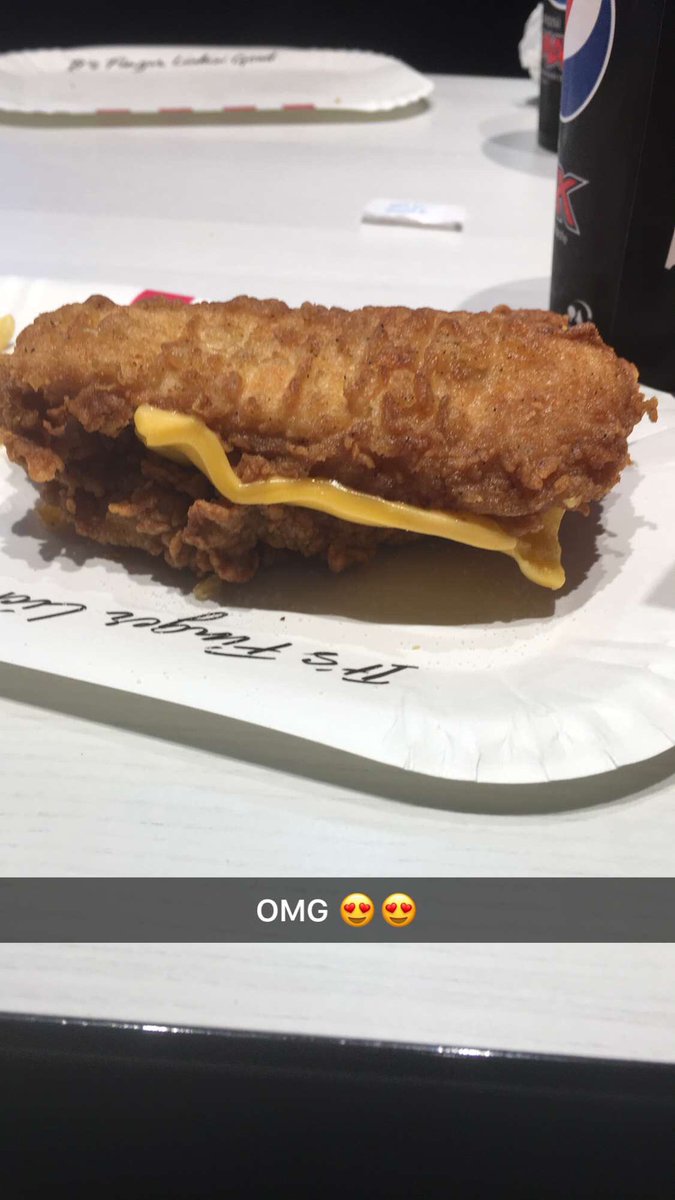 ReesCosplays's tweet photo. Got a #doubledown from @KFC_UKI and I think it’s the best thing I’ve ever eaten https://t.co/ePqkjJiELX