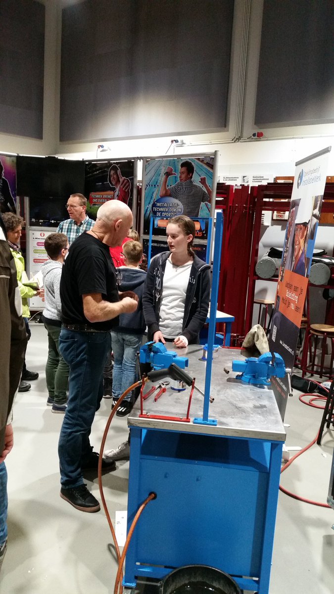 rcvanmaren's tweet photo. Volop interesse voor techniek. Bij #StadenEsch beroepencollege in #meppel #techniekstand #technobiel @OTIBnieuws @HKmobileNews https://t.co/0u8Y5nXKwl
