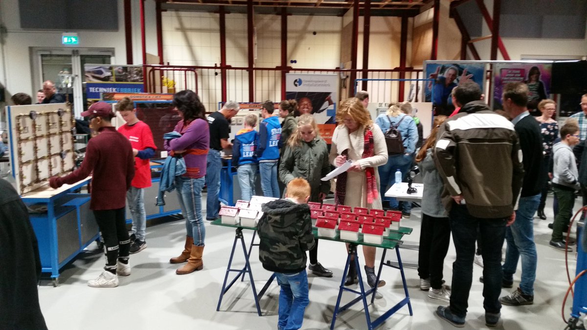 rcvanmaren's tweet photo. Volop interesse voor techniek. Bij #StadenEsch beroepencollege in #meppel #techniekstand #technobiel @OTIBnieuws @HKmobileNews https://t.co/0u8Y5nXKwl
