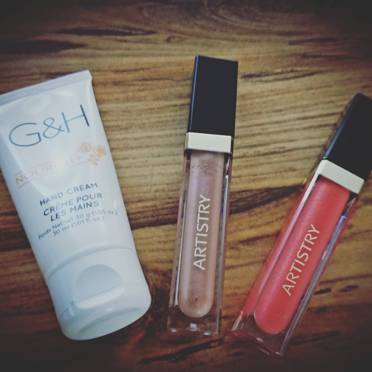 RiosStore's tweet photo. Selección perfecta. Labios y manos. #RiosStore #gandhskincare #FashionWeek #artistry https://t.co/yydgQMZcpo