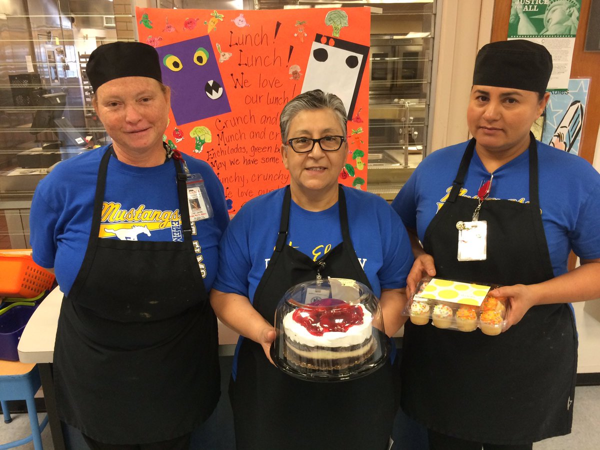 misstexasbeauty's tweet photo. We appreciate our cafeteria staff @StElmoMustangs Gracias por todo!#FoodServiceWorkersAppreciationWeek @AustinISDFood #AISDgot❤️ @AustinISD https://t.co/lPQUuvcEhr